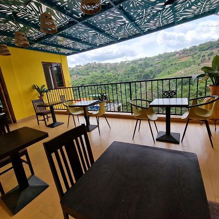 Cactus Creek Hotel Aburi Экстерьер фото